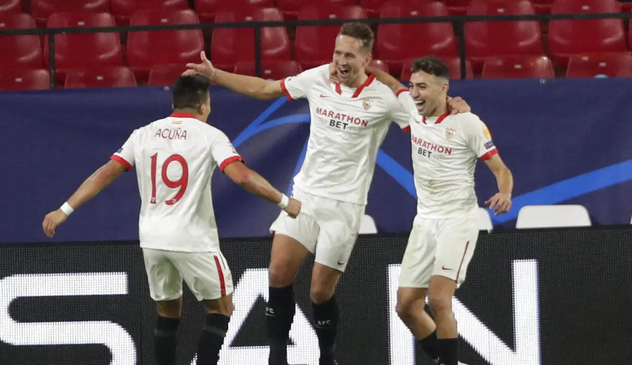 Para pemain Sevilla merayakan kemenangan atas Krasnodar pada laga Liga Champions di Stadion Ramon Sanchez Pijuan, Kamis (5/11/2020). Sevilla menang dengan skor 3-2. (AP Photo/Angel Fernandez)