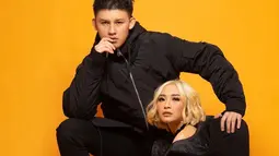 Sebelum mengubah warna rambutnya menjadi blonde, Rinni meminta persetujuan dengan suaminya, Jevin Julian. Jevin pun merasa rambut pirang cocok untuk Rinni. (Liputan6.com/IG/rinni_w)
