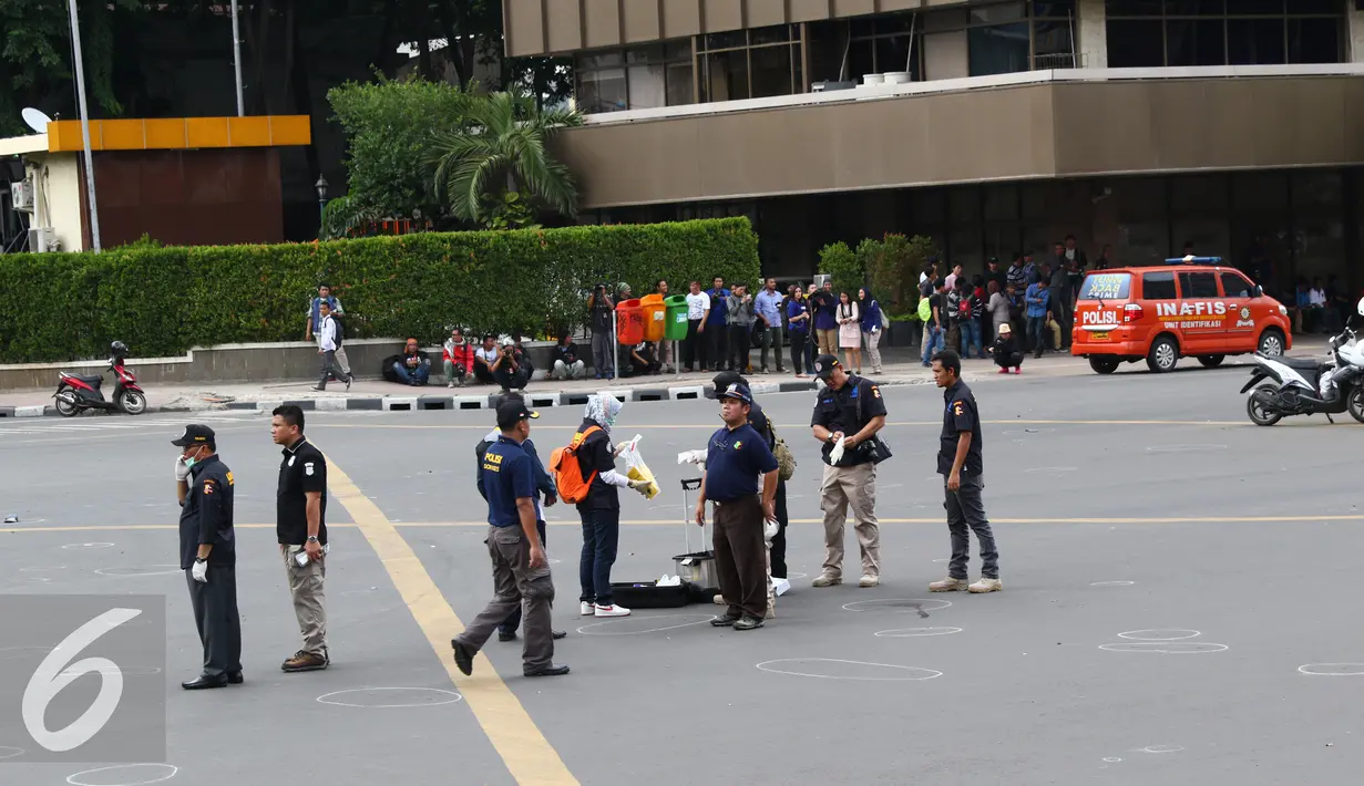 Petugas kepolisian saat melakukan penyelidikan di dekat lokasi pos pol sarinah, Jakarta, Kamis, (14/1/2016). Beberapa ledakan dan suara senjata api terjadi di pusat ibukota. (Liputan6.com/Yudha Gunawan)