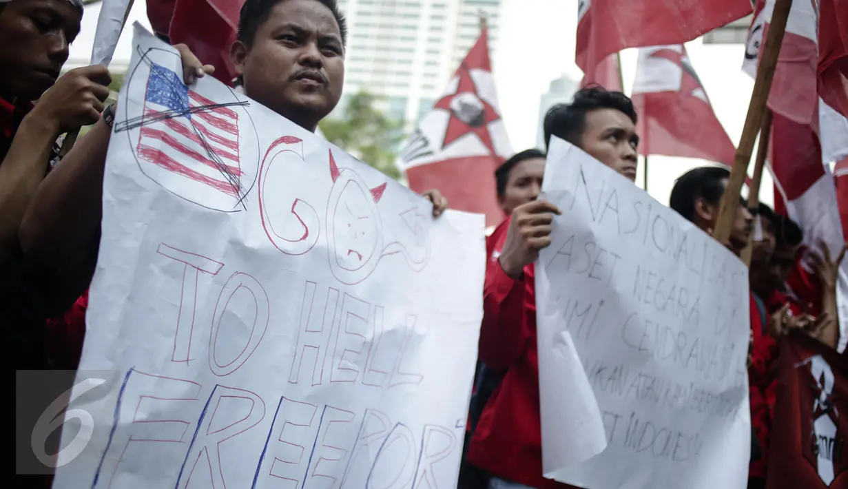 Massa yang Gerakan Mahasiswa Nasional Indonesia (GMNI) melakukan aksi bela Indonesia terkait Freeport di  Kantor PT. Freeport Indonesia, Jakarta, Jumat (24/2). (Liputan6.com/Faizal Fanani)