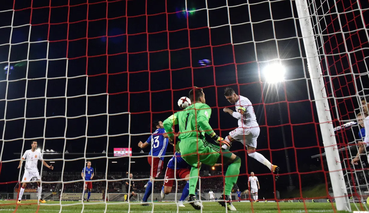 Gol pemain Spanyol, Sergio Ramos (tengah) ke gawang Liechtenstein pada laga grup G kualfikasi Piala DUnia 2018 di Rheinpark Stadion, Vaduz, (5/9/2017). Spanyol menang 8-0. (AFP/Michael Buholzer)