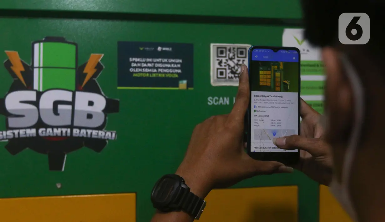 Kurir memindai kode QR saat mengganti baterai sepeda motor listrik di salah satu gerai ekspedisi jasa di kawasan Jakarta, Senin (5/9/2022). Selain untuk mengikuti anjuran pemerintah, penggunaan motor listrik pada kurir di perusahaan ekspedisi jasa tersebut bertujuan untuk menekan biaya operasional di tengah kenaikan harga bahan bakar minyak (BBM). (Liputan6.com/Herman Zakharia)
