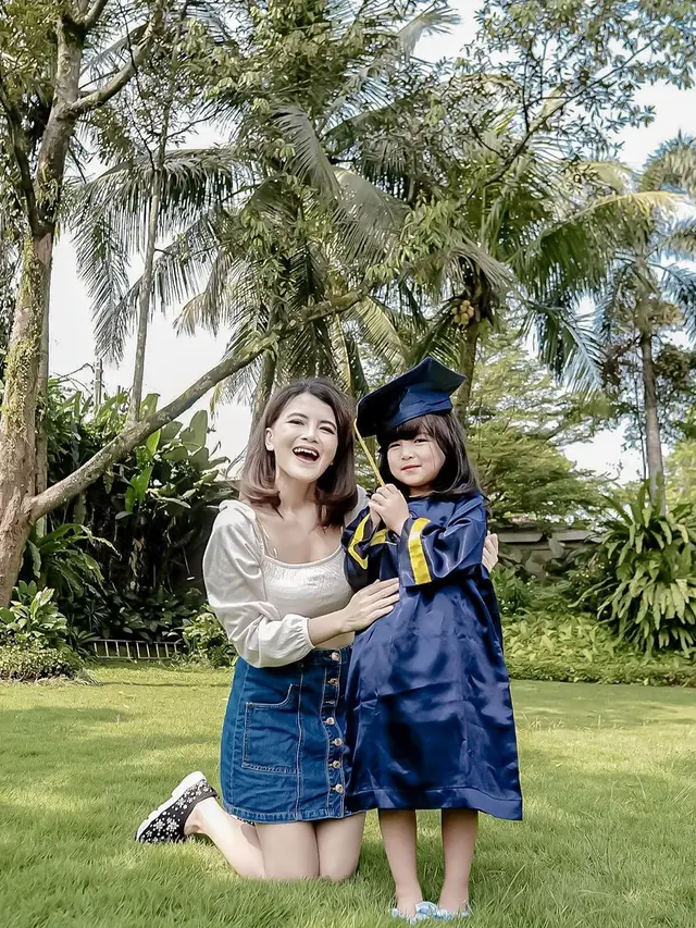 Jadi Hot Mama, Ini 7 Potret Tania Putri De' Rainbow dengan Anaknya