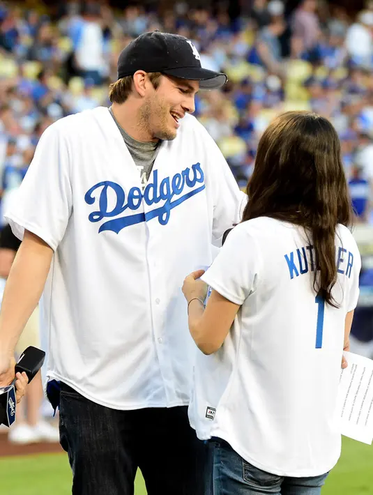 Meskipun rumah tangga sudah dibina sejak beberapa tahun silam, bukan berarti rasa khawatir terhadap perpisahan tak muncul di pikiran mereka. Terutama Ashton yang sangat takut ditinggalkan istirnya. (AFP/Bintang.com)