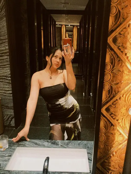 Serupa tapi tak sama, Sitha Marino kenakan strapless dress dengan siluet yang sedikit berbeda [@sithamarino]