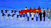 Bendera Nasional Republik Rakyat China tiba saat upacara pembukaan Olimpiade Musim Dingin 2022 di Stadion Olimpiade, Beijing, China, Jumat (4/2/2022). (AP Photo/Ashley Landis)