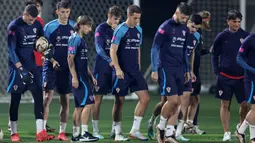 Para pemain Kroasia mengikuti sesi latihan di Al Erssal Training Site 3, Doha, Qatar, Rabu (14/12/2022). Sehari setelah tersingkir dari Piala Dunia 2022, Kroasia melakukan latihan kembali bersiap untuk pertandingan selanjutnya. (JACK GUEZ / AFP)