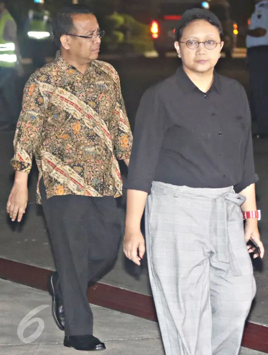 Menlu Retno LP Marsudi (kanan) bersama Mensesneg Pratikno saat menyambut kedatangan 10 WNI yang dibebaskan oleh kelompok Abu Sayyaf di Bandara Halim Perdanakusuma, Jakarta, Minggu (1/5). (Liputan6.com/Immanuel Antonius)