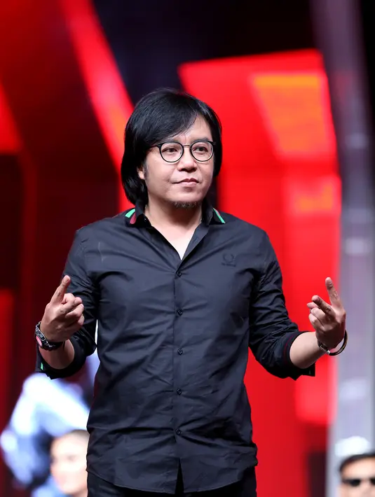 Pemilik nama lengkap Ari Bernardus Lasso ini hanya menjawab omongan Kaka sambil tersenyum karena ada Judika. (Andy Masela/Bintang.com)