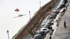 Puluhan mobil terpelosok saat parkir di pinggir sungai Arno yang tiba-tiba amblas di Lungarno Torrigiani, Florence, Italia (25/5). Menurut petugas, kejadian tersebut disebabkan oleh pecahnya pipa besar saluran air. (AFP PHOTO/CLAUDIO GIOVANNINI)