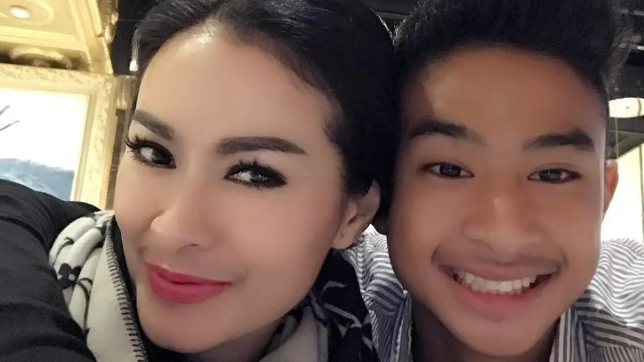 6 Potret Kebersamaan Devano Danendra dan Iis Dahlia, Anak Bungsu Kesayangan