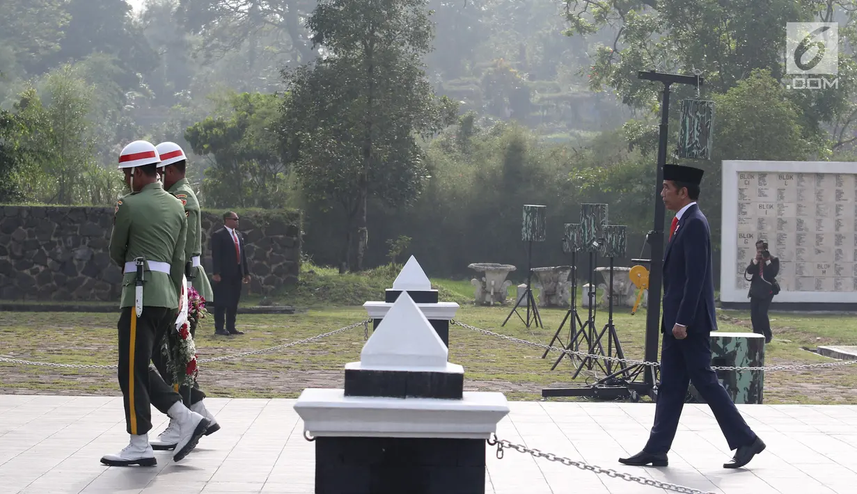 Presiden Joko Widodo saat memimpin upacara peringatan Hari Pahlawan Nasional 2018 di TMP Cikutra, Bandung, Sabtu (10/11). Upacara tersebut untuk mengenang jasa para pahlawan untuk Indonesia. (Liputan6.com/Angga Yuniar)
