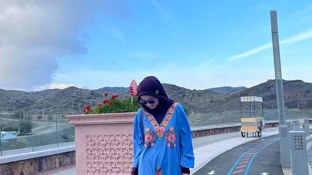 5 Gaya Hijab Desy Ratnasari di Sederet Momen, Menambah Elegan Penampilan (credit: instagram/desyratnasariterdepan).