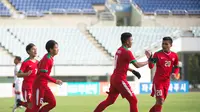 Striker Timnas U-19 Muhammad Rafli Mursalim (2 dari kanan) merayakan golnya ke gawang Brunei Darussalam, Selasa (31/10/2017). Timnas Indoensia menang 5-0. (AFP / KIM DOO-HO)