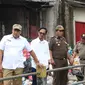 Wakil Wali Kota Bekasi Tri Adhianto meninjau lokasi banjir di Medansatria, Senin (2/3/2020). (Liputan6.com/Bam Sinulingga)