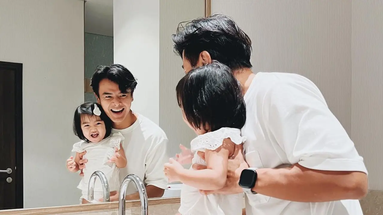 Dion Wiyoko dan anaknya, Gianna Mae Wiyoko. (Foto: Dok. Instagram @dionwiyoko)