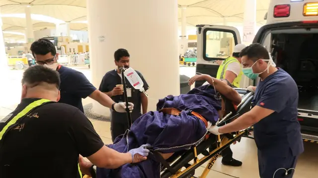 Jemaah Haji Indonesia saat akan dibawa ke Rumah Sakit di Jeddah. Darmawan/MCH