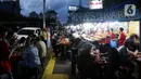 Warga menikmati waktu serta menu berbuka puasa di Sentra Kuliner Nasi Kapau di Jalan Kramat Raya, Senen, Jakarta, Senin (17/3/2025). (Liputan6.com/Herman Zakharia)