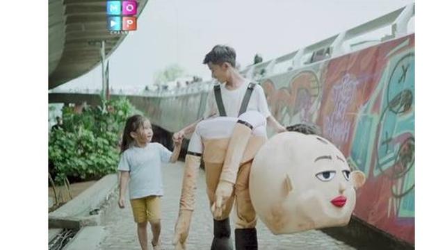 6 Momen Betrand Peto dan Thalia di Klip 'Deritaku', Penuh Haru