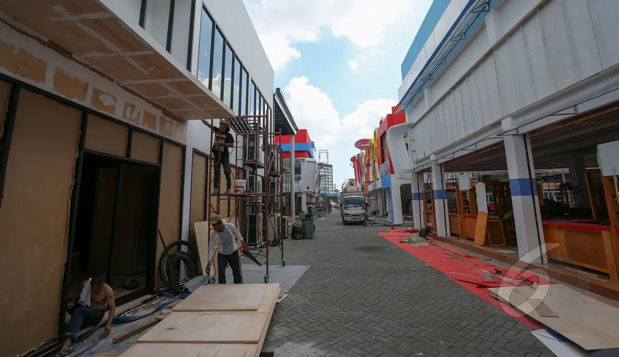 Sejumlah pekerja menyelesaikan pembuatan stan pameran di JIEXPO Kemayoran, Jakarta, Rabu (27/5/2015). Pekan Raya Jakarta (PRJ) akan berlangsung mulai tanggal 29 Mei hingga 5 Juli 2015. (Liputan6.com/Faizal Fanani)