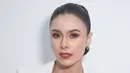 Wulan tampil dengan riasan blush on coral dan lipstik merah matte. Rambutnya diikat ponytail dengan hiasan gold. [@wulanguritno]