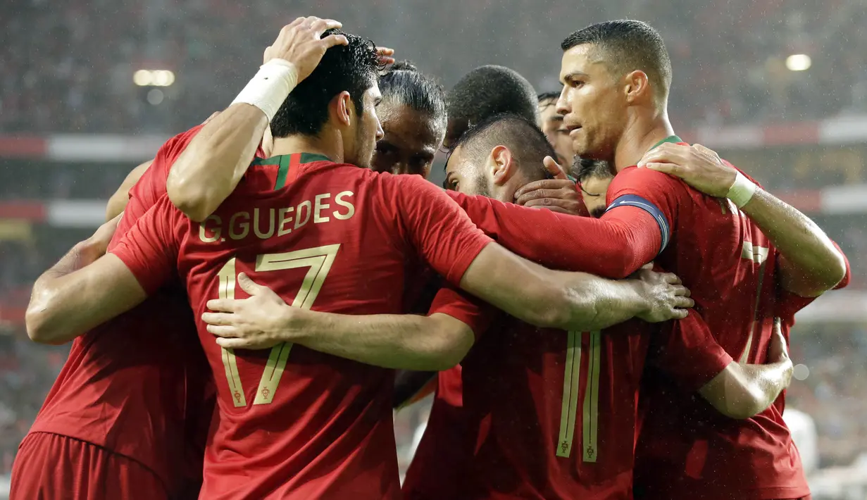 Para pemain Portugal merayakan gol yang dicetak oleh Goncalo Guedes ke gawang Aljazair pada laga uji coba  di Estadio da Luz, Jumat (8/6/2018). Portugal menang 3-0 atas Aljazair. (AP/Armando Franca)