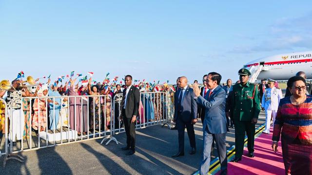 Presiden Joko Widodo atau Jokowi saat tiba di Bandara Internasional Julius Nyerere, Dar Es Salaam, Tanzania.