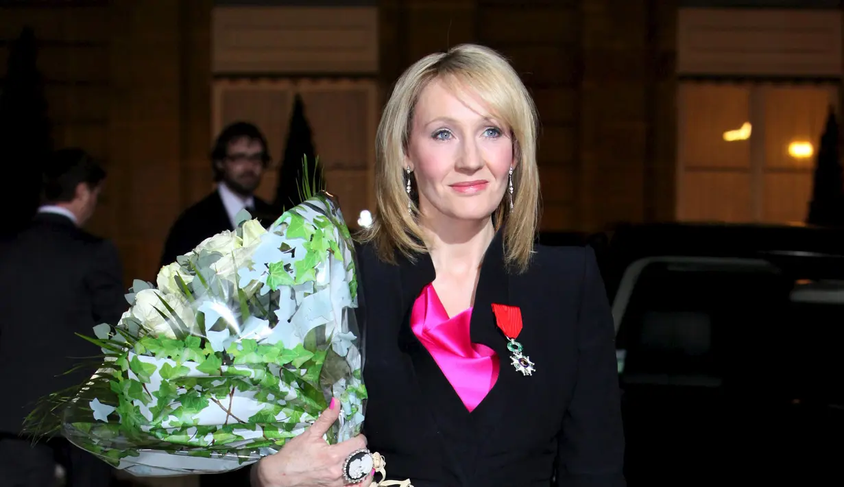 Sebelum J.K Rowling sukses dengan serial ‘Harry Potter’-nya, ia berjuang hidup sebagai ibu tunggal yang mencari kesejahteraan. Pada akhirnya ia menemukan ide mengenai cerita ‘Harry Potter’ dan kini ia menjadi penulis sukses. (Bintang/EPA)