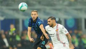 Pemain Inter Milan, Davide Frattesi (kiri), berebut bola dengan pemain Cremonese, Giuseppe Pezzella, dalam laga Serie A antara Inter Milan dan Cremonese di San Siro, Milan, Italia, Sabtu, 4 Oktober 2025. (AP Photo/Luca Bruno)