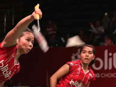 Ganda putri Indonesia, Nitya Krishinda Maheswari/Greysia Polii, saat bertanding melawan ganda putri Malaysia, Lim Yin Loo/Meng Yean Lee, dalam Kejuaraan Dunia Bulutangkis 2015 di Istora Gelora Bung Karno, Jakarta. Rabu (12/8/2015). (Bola.com/Arief Bagus)