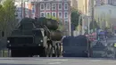 Sebuah sistem rudal anti-pesawat S-400 Rusia meluncur menuju Lapangan Merah (Red Square) untuk menghadiri gladi bersih parade militer Hari Kemenangan di Moskow, Rusia, Minggu (7/5/2023). Parade akan berlangsung di Lapangan Merah Moskow pada 9 Mei untuk merayakan 78 tahun kemenangan dalam Perang Dunia II. (AP Photo)