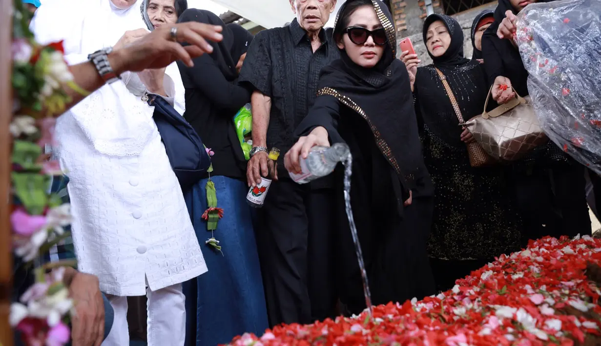 "Lagi sakit ibu sempat nanyain 'kapan nikah?' Aku bingung jawabnya. Aku minta maaf bangat sama ibu belum bisa wujudin, aku minta ibu doakan saja. Yang penting bisa membahagiakan," terangnya seraya menyeka air mata. (Galih W. Satria/Bintang.com)