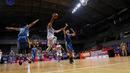 Pemain CLS Knight, Rachmad Febri Utomo melakukan lay up saat dihadang pemain Satya Wacana pada perempat final Playoffs Indonesia  Basket League (IBL) di Britama Arena, Jakarta, Selasa (17/5/2016). (Bola.com/Nicklas Hanoatubun)