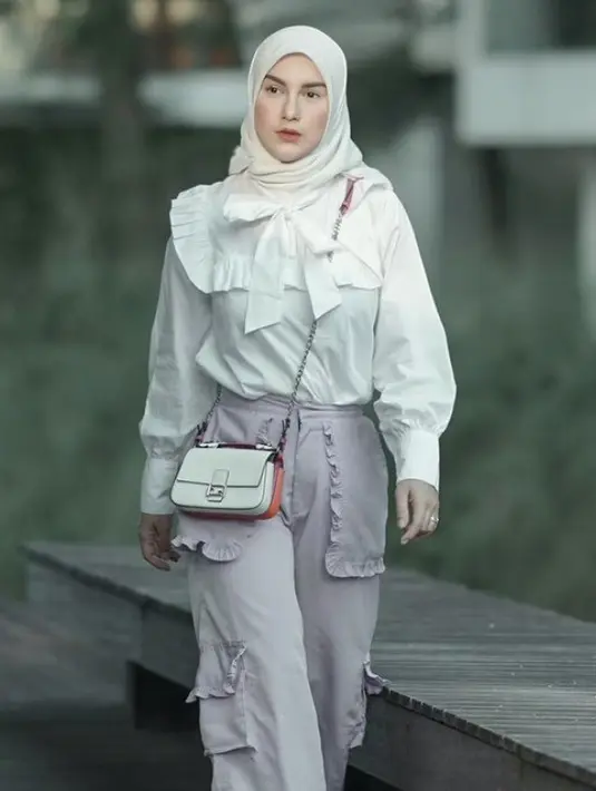 <p>Bagi sahabat Fimela yang berhijab, lengan balon seperti Irish Bella ini bisa menjadi inspirasi berpakainmu. Dengan lengan balon long slevee ini. @_irishbella_</p>