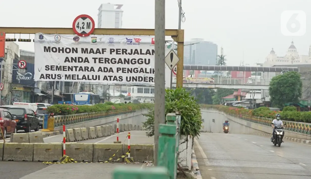 Suasana jalur terowongan atau lintas bawah Senen yang ditutup sementara di Jakarta, Senin (4/5/2020). Penutupan terowongan dari arah Cempaka Putih menuju ke Monas tersebut dilakukan selama 10 hari karena adanya proyek pengerjaan Underpass Senen Extension. (Liputan6.com/Immanuel Antonius)