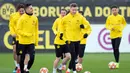 Para pemain Dortmund saat mengikuti sesi latihan di Dortmund, Jerman barat (4/3). Pada leg pertama babak 16 besar Liga Champions Tottenham menang telak atas Dortmund 3-0 di Stadion Wembley. (AFP Photo/Bernd Thissen)
