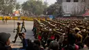 Angkatan bersenjata India berlatih saat parade menyambut Hari Republik India di New Delhi, India, Senin (23/1). Meskipun India telah merdeka pada tanggal 15 Agustus 1947, konstitusinya baru disahkan pada tanggal 26 Januari 1950. ( AP Photo/Manish Swarup)
