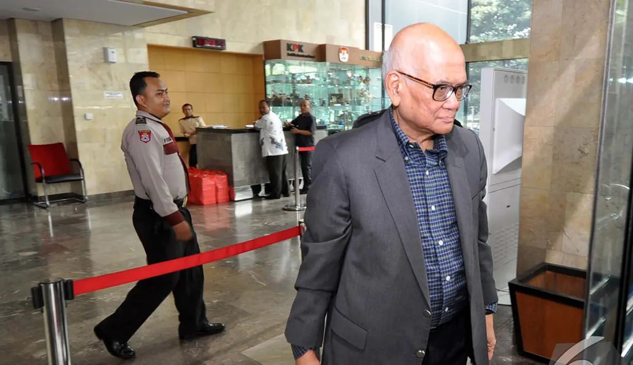 Dorodjatun Kuntjoro-Jakti meninggalkan gedung KPK. Ia tidak jadi diperiksa terkait dengan penyelidikan surat keterangan lunas (SKL) dalam bantuan likuiditas bank Indonesia (BLBI), Jakarta, Senin (10/11/2014)(Liputan6.com/Miftahul Hayat)