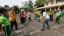 Atlet nasional Pungky Afreicia menerima bola voli dari anak-anak berkebutuhan khusus di Yayasan Santi Rama, Jakarta, Rabu (18/4). Permainan bola voli bertujuan untuk meningkatkan percaya diri.  (Liputan6.com/Fery Pradolo)