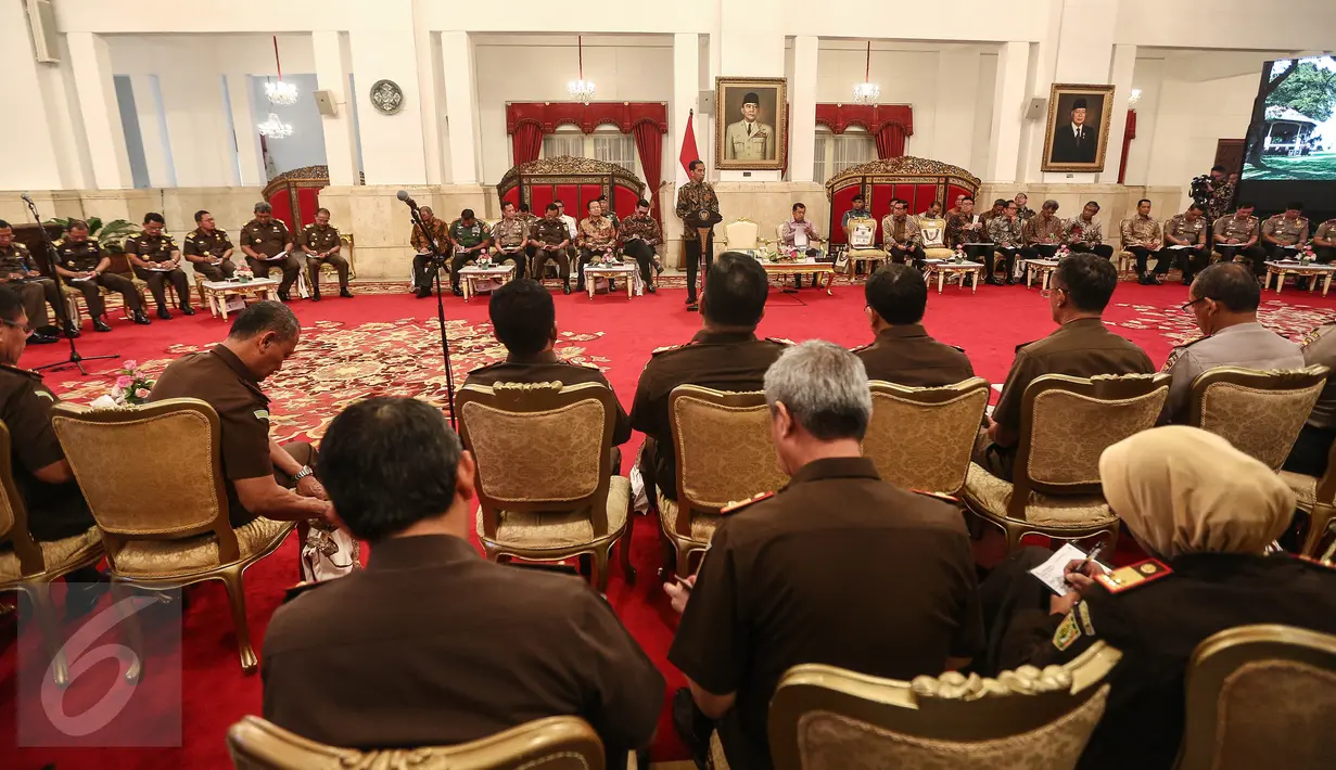 Presiden Jokowi memberi pengarahan kepada kepala kepolisian daerah (Kapolda) dan kepala kejaksaan tinggi (Kajati) se-Indonesia di Istana Negara, Jakarta, Selasa (18/7). Dalam pengarahan ini Jokowi didampingi Wapres Jusuf Kalla (Liputan6.com/Faizal Fanani)