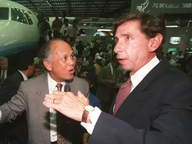 BJ Habibie yang menjabat sebagai Menteri Negara Riset dan Teknologi (Menristek) berbincang dengan Menteri Perdagangan AS, Mickey Kantor ketika mengunjungi Industri Pesawat Terbang Nusantara (IPTN) pada 27 Juni 1996. (Photo by JOHN MACDOUGALL / AFP)
