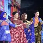 Finalis Cak dan Ning mengenakan batik khas Surabaya. (surabaya.go.id)