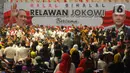 Bakal calon Presiden dari PDI Perjuangan Ganjar Pranowo menyapa pendukungnya saat menghadiri acara halal bihalal relawan Jokowi di Hall Basket, Gelora Bung Karno, Senayan, Jakarta, Sabtu (13/5/2023). Malam. (merdeka.com/Imam Buhori)