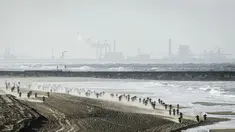 Para pebalap mootokros sedang beraksi dalam balap motokros Red Bull Knock Out di Pantai Hague, Belanda, (28/11/2015). (AFP Photo/ANP/Remko de Wall)