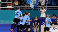Penyerang Uruguay Maximiliano Araujo merayakan mencetak gol pertama timnya bersama bek Uruguay #17 Matias Vina dan rekan satu tim lainnya selama pertandingan sepak bola grup C turnamen Copa America 2024 Conmebol 2024 antara Uruguay dan Panama di Stadion Hard Rock di Miami, Florida pada 23 Juni, 2024.Chris ARJOON / AFP