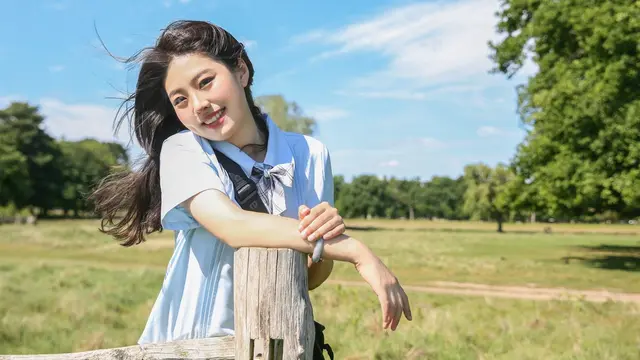 santai di taman cantik tersenyum bahagia