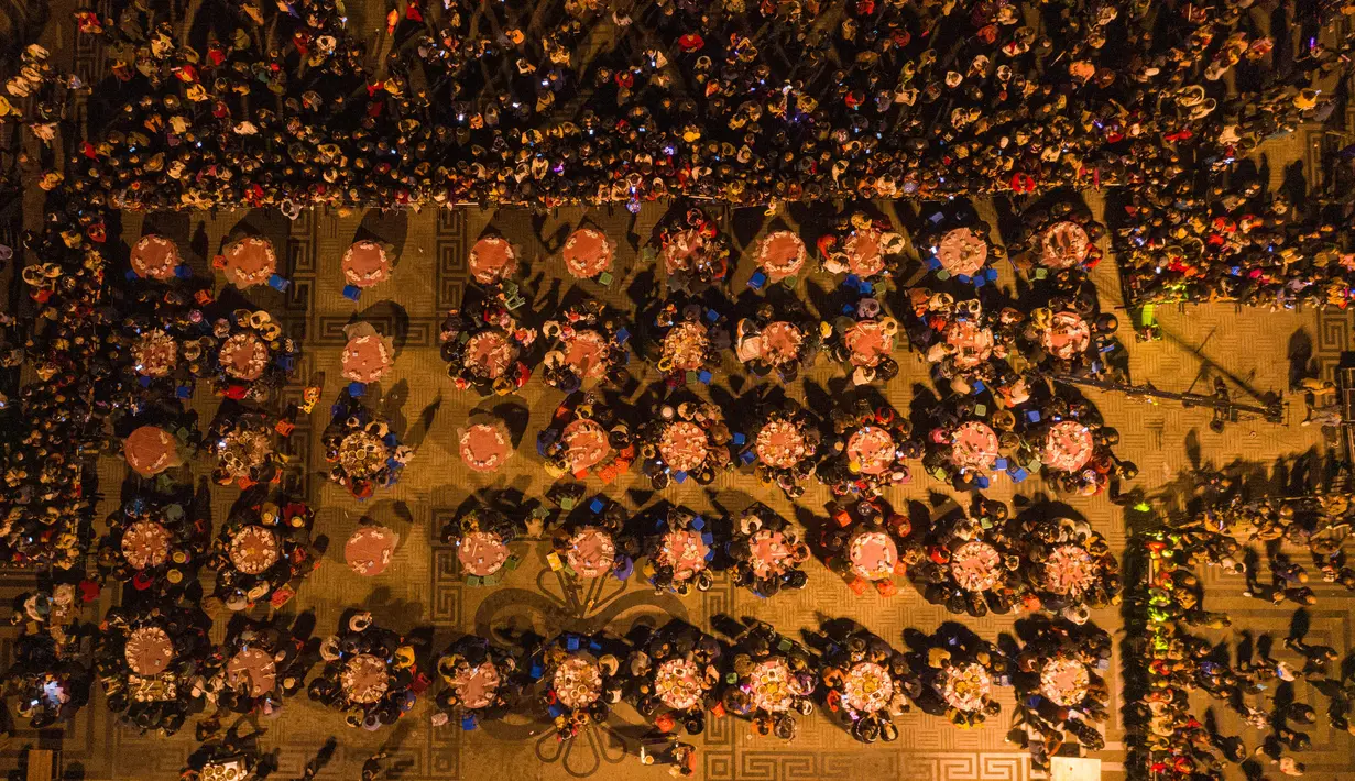 Foto udara memperlihatkan para penduduk saat menghadiri perjamuan di sebuah lapangan di Wilayah Otonom Etnis Qiang Beichuan, Provinsi Sichuan, China, 14 November 2020. Serangkaian aktivitas dalam perayaan tahun baru kelompok etnis Qiang dimulai di Beichuan pada Sabtu (14/11). (Xinhua/Jiang Hongjing)
