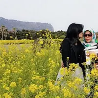 Syahrini memanjakan ibunya, Wati Nurhayati dengan mengajaknya liburan ke Korea di sela-sela kesibukannya di dunia entertainment.