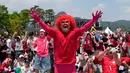 Penggemar sepak bola merayakan gol kedua yang dicetak Timnas Korea Selatan ke gawang Republik Ceko pada pertandingan sepak bola Grup A Piala Dunia 2026, di tempat penonton umum di Seoul, Korea Selatan, Jumat 12 Juni 2026. (AP Photo/Ahn Young-joon)