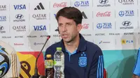 Pelatih Timnas Argentina U-17, Diego Placente, saat memberikan keterangan dalam sesi konferensi pers menjelang laga melawan Jerman pada babak semifinal Piala Dunia U-17 2023. (Bola.com/Radifa Arsa)